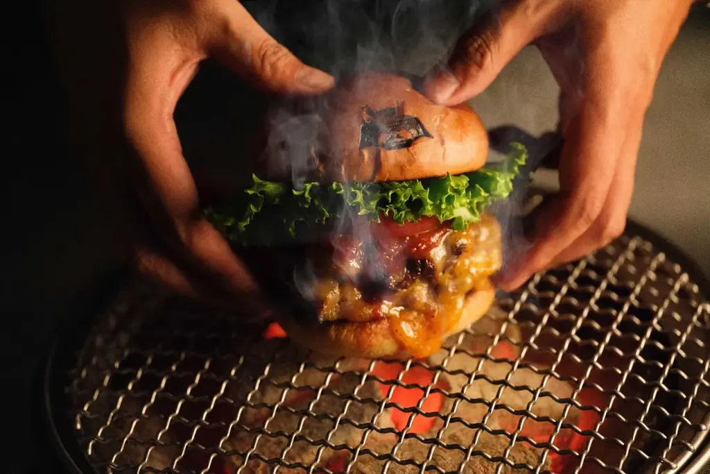 【6月8日発売】辛さ1〜100まで選べる5段階仕様！SHOGUN BURGER×かにを初コラボ、蟹を丸ごと1匹挟んだ「将軍かにをバーガー」登場 画像 5