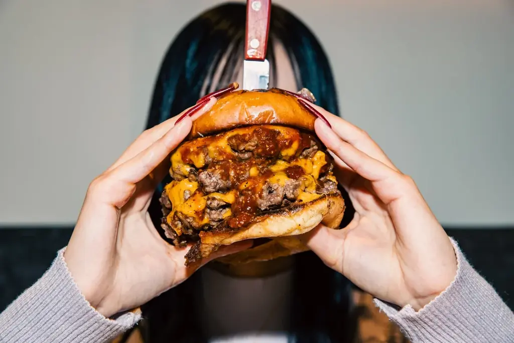 【6月8日発売】辛さ1〜100まで選べる5段階仕様！SHOGUN BURGER×かにを初コラボ、蟹を丸ごと1匹挟んだ「将軍かにをバーガー」登場 画像 6