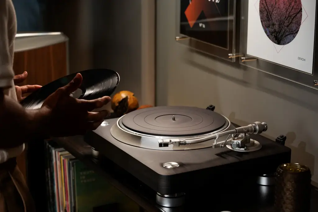 [Bowers & Wilkins イベント情報] 新宿高島屋にて期間限定のBowers & Wilkins × ROLF BENZ ポップアップストアをオープン 画像 5