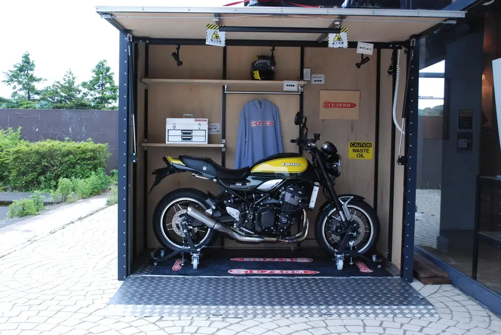 なぜ48時間で45万回再生？クルマ1台分で“6輪生活”が叶う極小バイクガレージ「マイクロガレージ」が、バイカーズパラダイス南箱根で常設展示。特別価格88万円（税込）・残り2棟はなくなり次第終了。 画像 2
