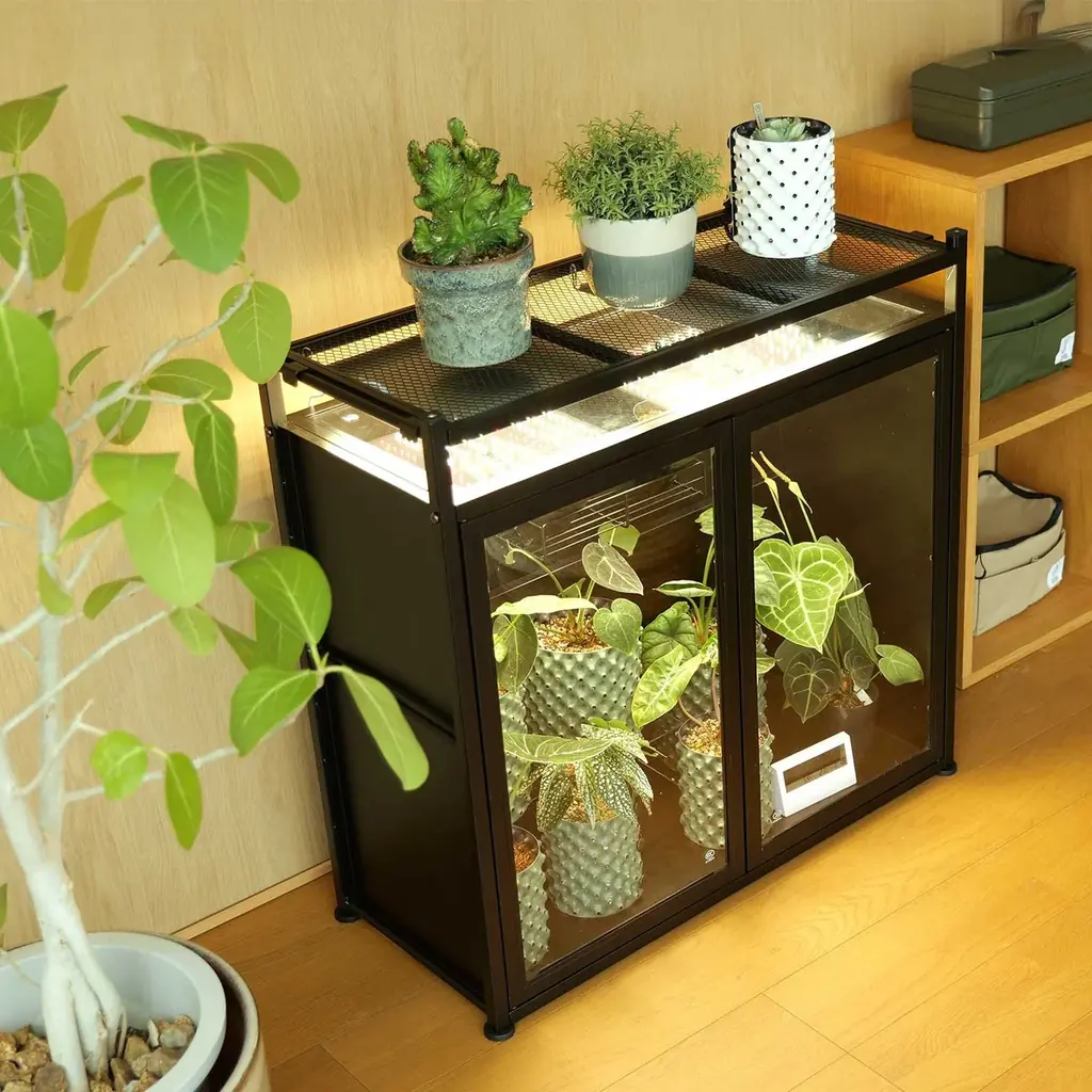大きい観葉植物の重たい鉢、もう持ち上げなくていいんです。そのまま水やりできるキャスター付きプランタースタンド発売。 画像 10