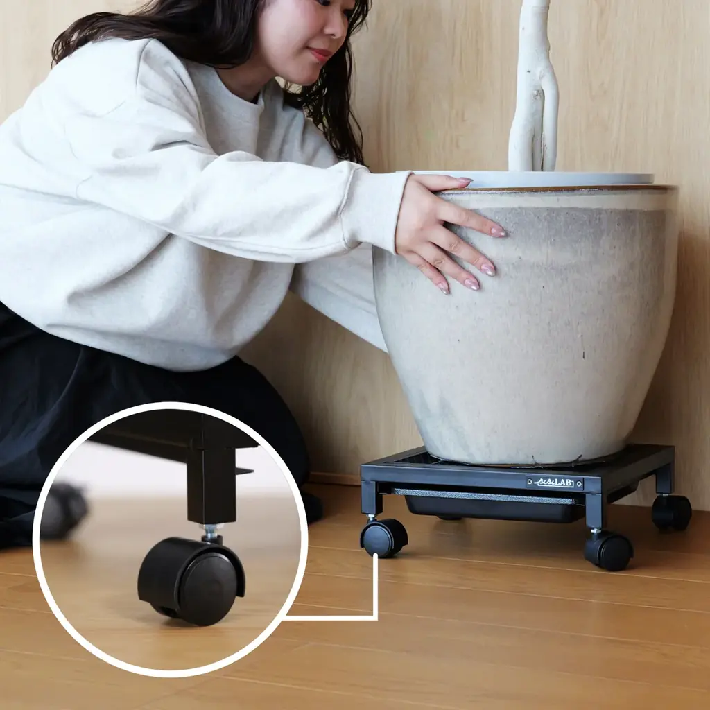大きい観葉植物の重たい鉢、もう持ち上げなくていいんです。そのまま水やりできるキャスター付きプランタースタンド発売。 画像 3
