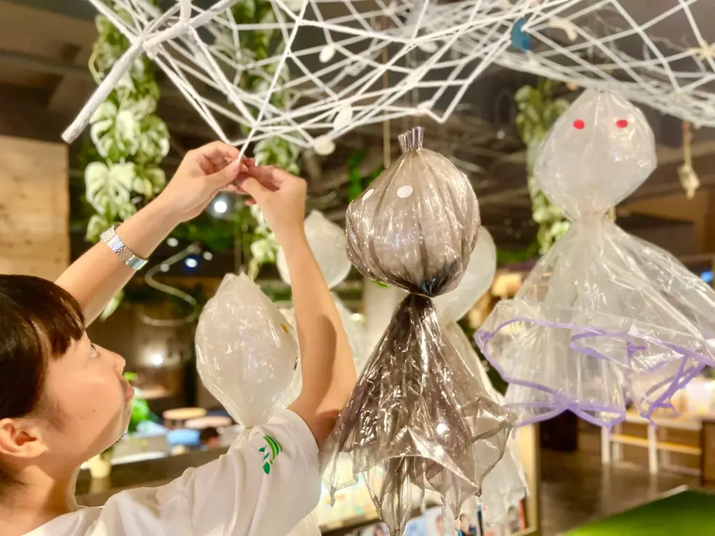 ビニール傘てるてる展示