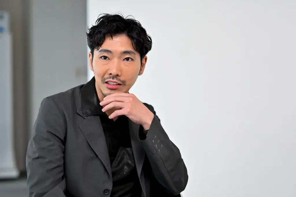 【新サブスク「新潮QUE」】『メモリィズ』主演・柄本佑さんと坂西未郁監督との対談インタビューを配信中 画像 2