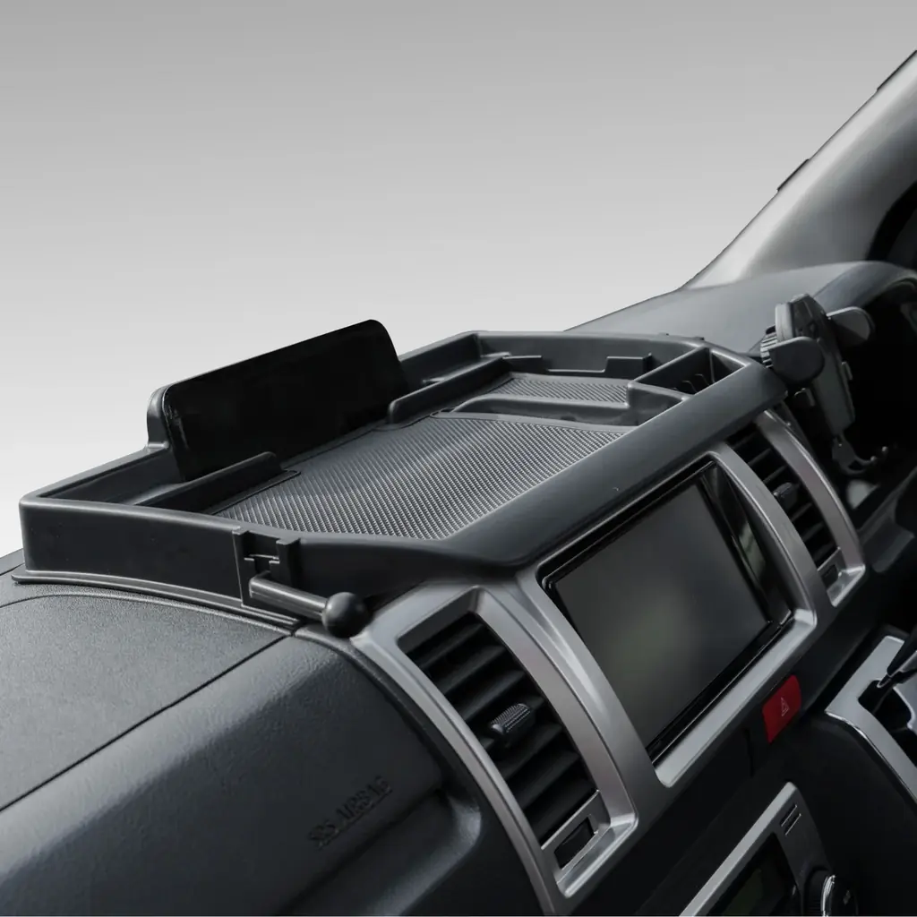 ハイエース200系の車内が、もっと快適に。専用設計の多機能「ダッシュボードトレイ」を販売開始。スマホスタンド・ホルダー・カード収納・コインケース・フリースペースを1台に集約、工具不要・30秒で設置完了 画像 15