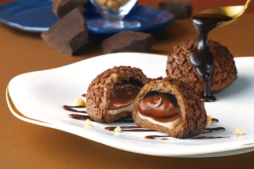 ビアードパパが手がける、東京土産の新鋭シュークリームブランド「Dessert Choux（デセール・シュー）」が、エキュート品川に6月15日から6月28日までの期間限定で初登場。 画像 3