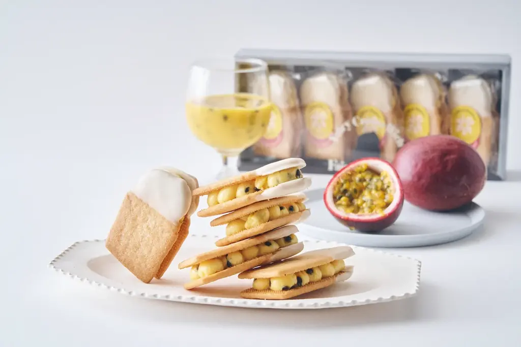 千葉・館山のパッションフルーツ農園『RYO’S FARM』× フェアリーケーキフェアが初コラボ！完熟果実をまるごと味わう、ポリポリ弾ける種の新食感「リリコイ生バターサンド」が6月9日（火）新発売 画像 2