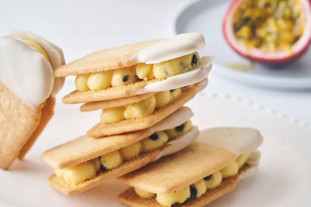 千葉・館山のパッションフルーツ農園『RYO’S FARM』× フェアリーケーキフェアが初コラボ！完熟果実をまるごと味わう、ポリポリ弾ける種の新食感「リリコイ生バターサンド」が6月9日（火）新発売 画像 7