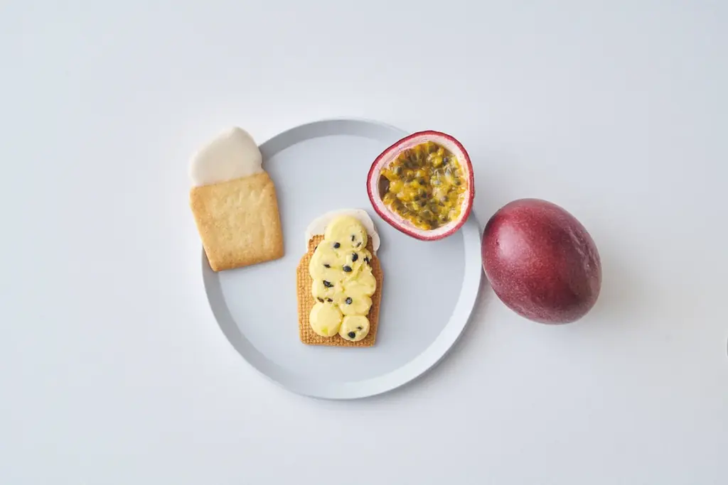 千葉・館山のパッションフルーツ農園『RYO’S FARM』× フェアリーケーキフェアが初コラボ！完熟果実をまるごと味わう、ポリポリ弾ける種の新食感「リリコイ生バターサンド」が6月9日（火）新発売 画像 8