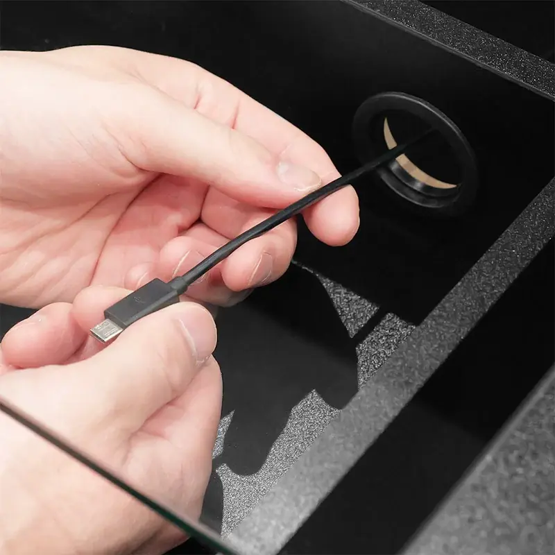 “デバイス愛”を可視化！電動昇降デスク用天板に、ガラス天面＆大容量引き出しを備えた『ショーケースタイプ』が新登場！ 画像 10