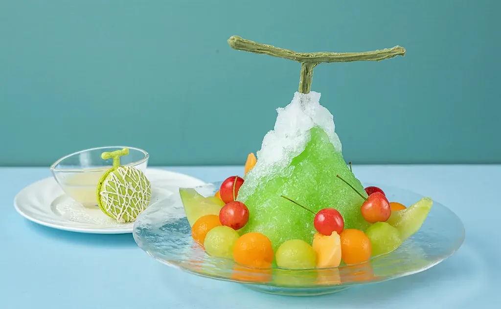 【頭がキーンとしにくい信州深層純氷で作るかき氷・夏の第二弾】季節の移ろいを味わうように、フルーツの魅力を重ねたご褒美デザート「桃×シャインマスカット～Wフルーツかき氷～」 画像 2