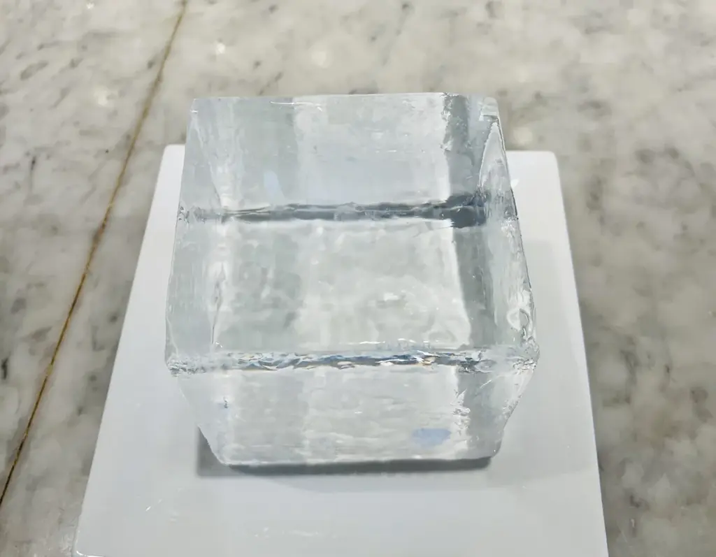 【頭がキーンとしにくい信州深層純氷で作るかき氷・夏の第二弾】季節の移ろいを味わうように、フルーツの魅力を重ねたご褒美デザート「桃×シャインマスカット～Wフルーツかき氷～」 画像 3