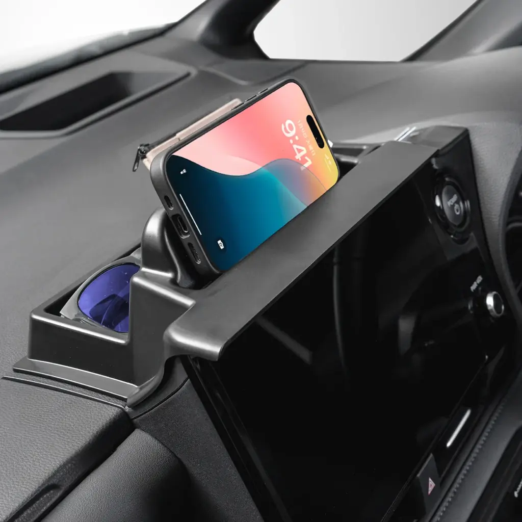 ノア・ヴォクシーの車内空間が、もっと快適に。90系専用設計の「ダッシュボードトレイ」を販売開始。スマホスタンド・カード収納も備え、工具不要わずか30秒で設置完了。 画像 14