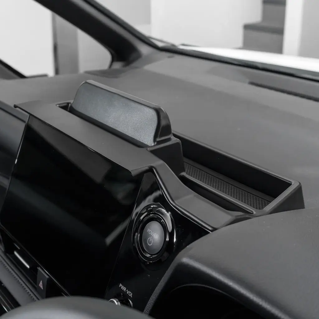 ノア・ヴォクシーの車内空間が、もっと快適に。90系専用設計の「ダッシュボードトレイ」を販売開始。スマホスタンド・カード収納も備え、工具不要わずか30秒で設置完了。 画像 15