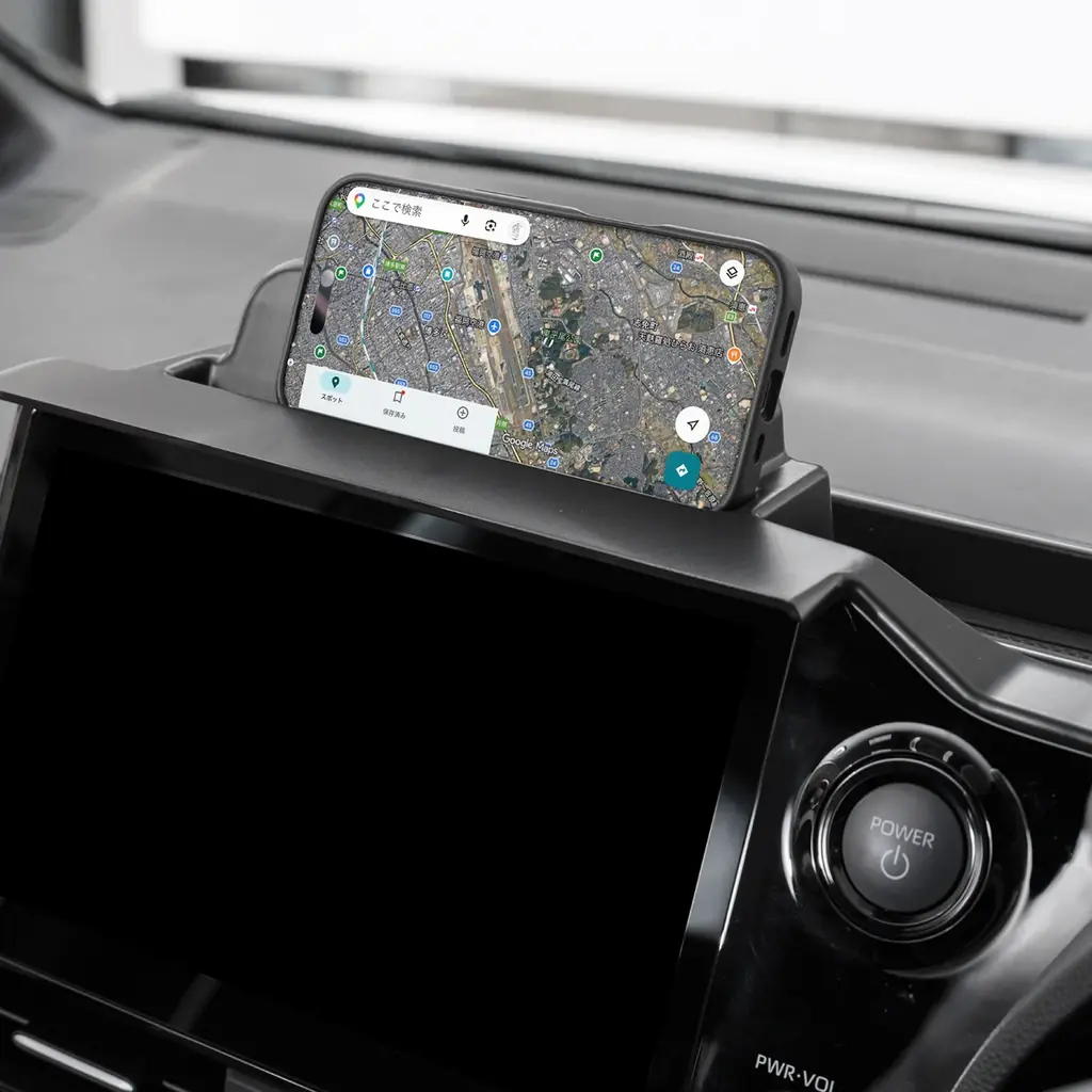 ノア・ヴォクシーの車内空間が、もっと快適に。90系専用設計の「ダッシュボードトレイ」を販売開始。スマホスタンド・カード収納も備え、工具不要わずか30秒で設置完了。 画像 16