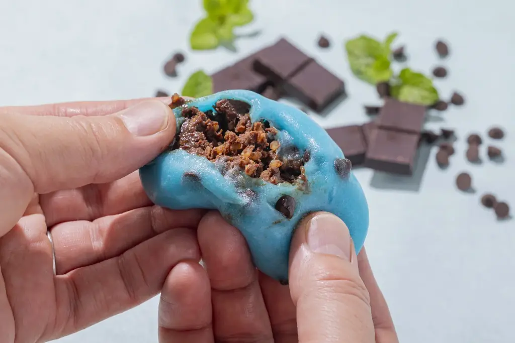 こだわりの求肥で“涼”を包む。弁才天が夏限定の涼菓「チョコミントピーナッツ大福」を発売 画像 3