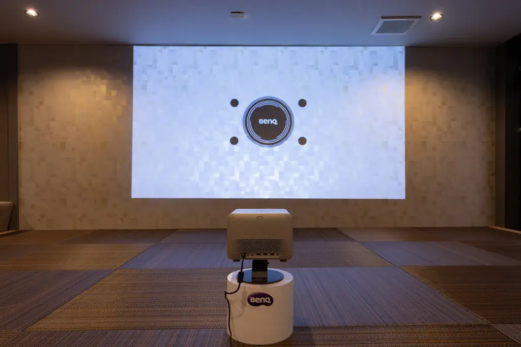 BenQ×三田天然温泉「寿ノ湯」　スポーツ観戦への注目が高まるこの時期に極上のリラックス状態で大画面を体感！最新4K短焦点プロジェクターを体験する期間限定コラボを実施 画像 3