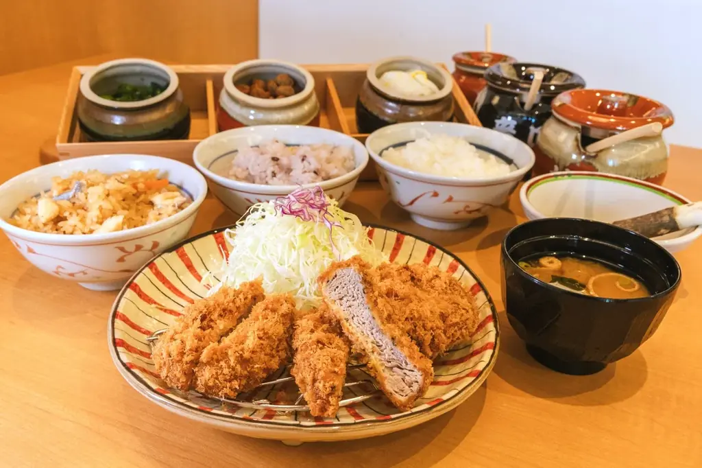 【東北初出店】毎朝精米 “新潟産コシヒカリ” が食べ放題！『厚切りとんかつ よし平』宮城県大崎市に、6/17（水）OPEN！ 画像 7
