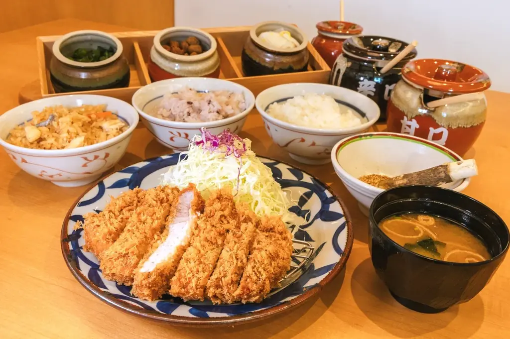 【東北初出店】毎朝精米 “新潟産コシヒカリ” が食べ放題！『厚切りとんかつ よし平』宮城県大崎市に、6/17（水）OPEN！ 画像 8