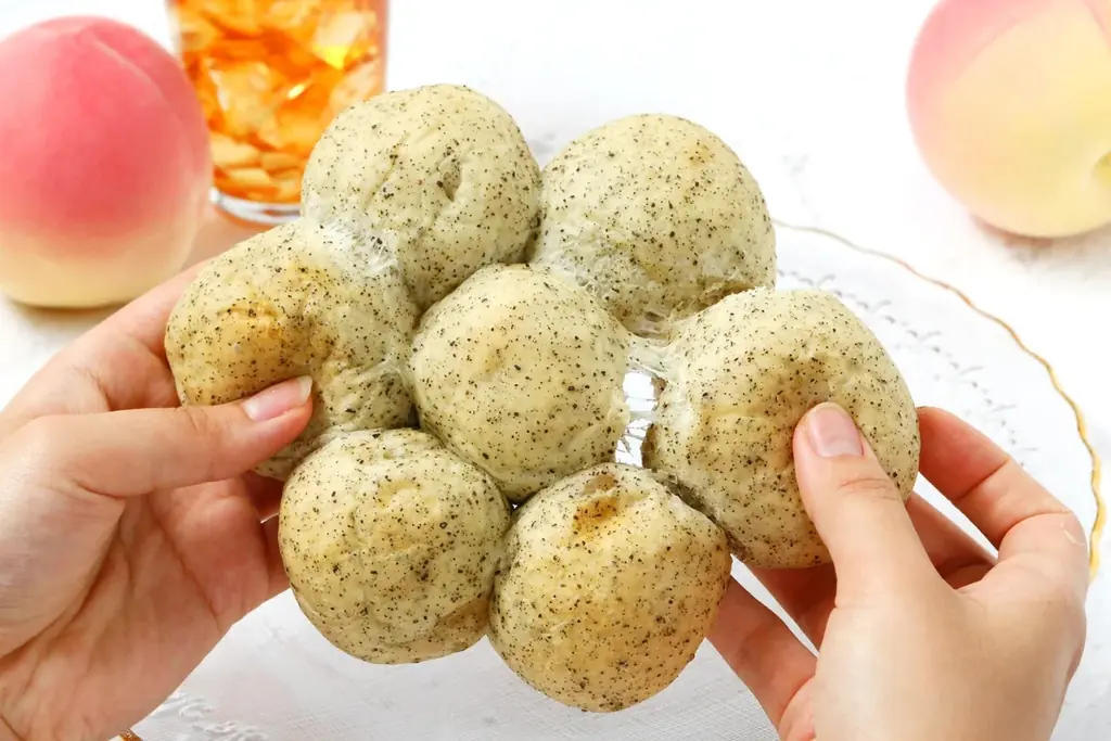 【夏限定のフルーツパン】京都の老舗ベーカリー「グランディール」より桃の甘み＆ダージリンの香り広がる『京生ちぎりパン～「桃」ダージリン～』が新登場！ドライマンゴー×ココナッツを練り込んだスコーンも発売！ 画像 4