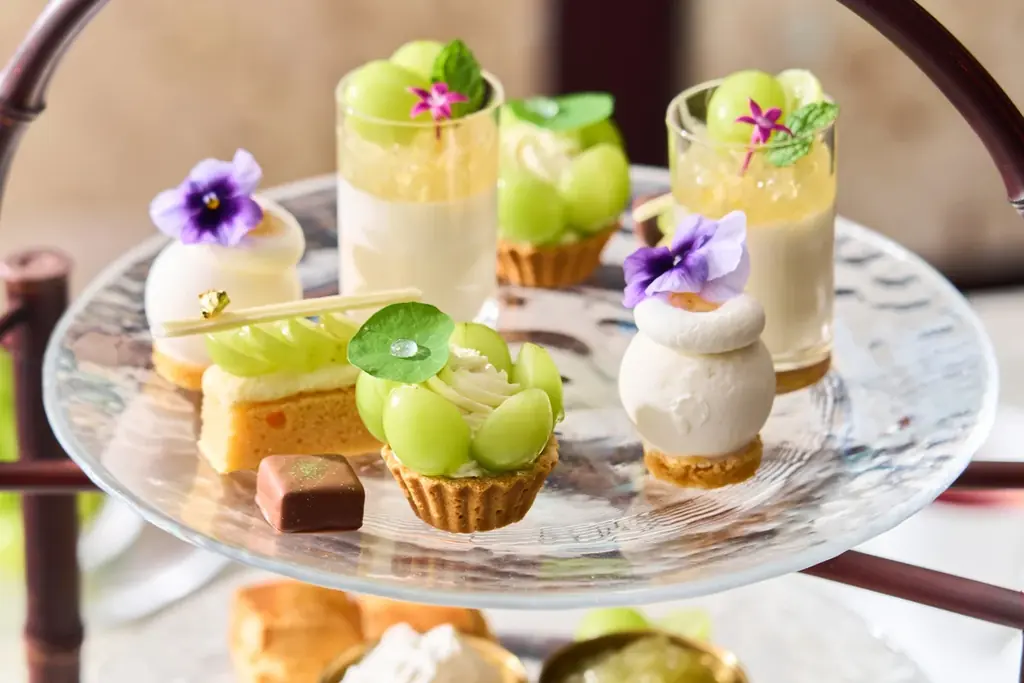 【ダーワ・悠洛 京都】煎茶やカモミールの香りを重ねた、涼やかな「シャインマスカット アフタヌーンティー」 画像 2