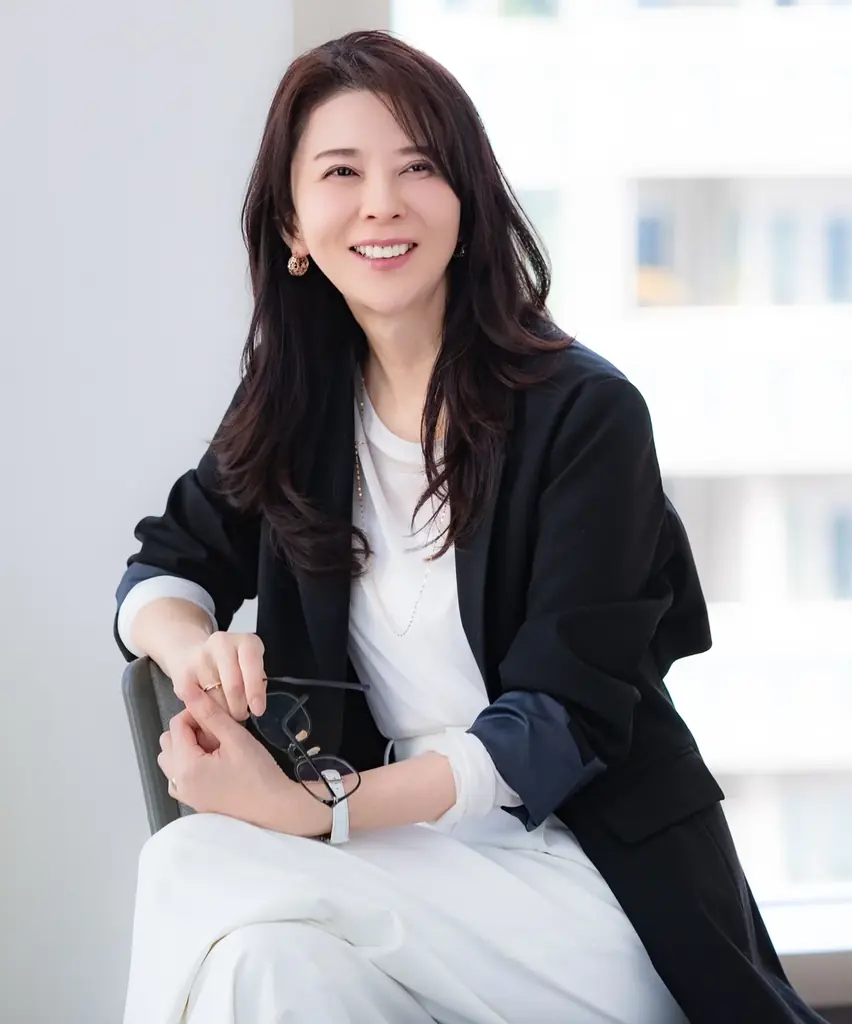 “大人女性の悩みに効く”Eluraから「誰でも似合う神シリーズ」がデビュー！“骨格診断をつくった人”二神弓子さんとコラボした全骨格タイプに似合うロゴTシャツ・ワンピースを6月12日（金）より展開 画像 4