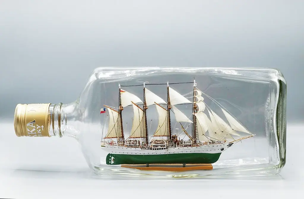 神戸海洋博物館ボトルシップ作品展「見れば見るほど、瓶の中の不思議な世界」 画像 2