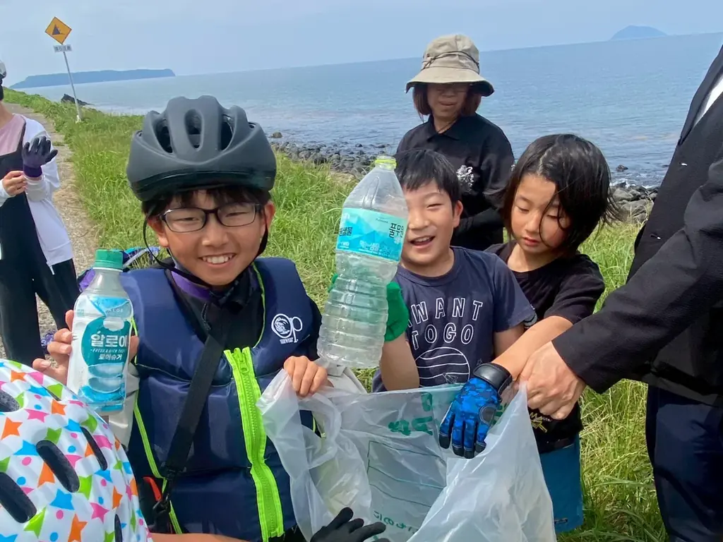 環境の日、唐津の離島・高島で全校児童13名が”全員参加”のビーチクリーン｜唐津南高校・佐賀バルーナーズと協働、拾ったキャップは”高島の形”のキーホルダーへ 画像 3