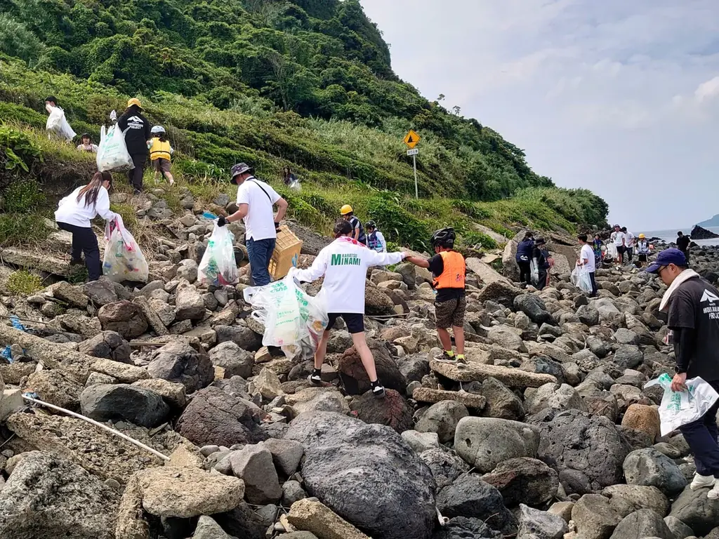 環境の日、唐津の離島・高島で全校児童13名が”全員参加”のビーチクリーン｜唐津南高校・佐賀バルーナーズと協働、拾ったキャップは”高島の形”のキーホルダーへ 画像 6