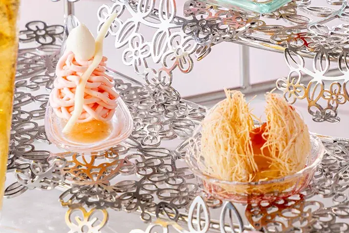 【ヒルトン東京お台場】みずみずしい桃を多彩に味わう、夏限定「ピーチ アフタヌーンティー」　桃スイーツ9種に、スコーン＆サンドイッチのテーブルサービスも 画像 3