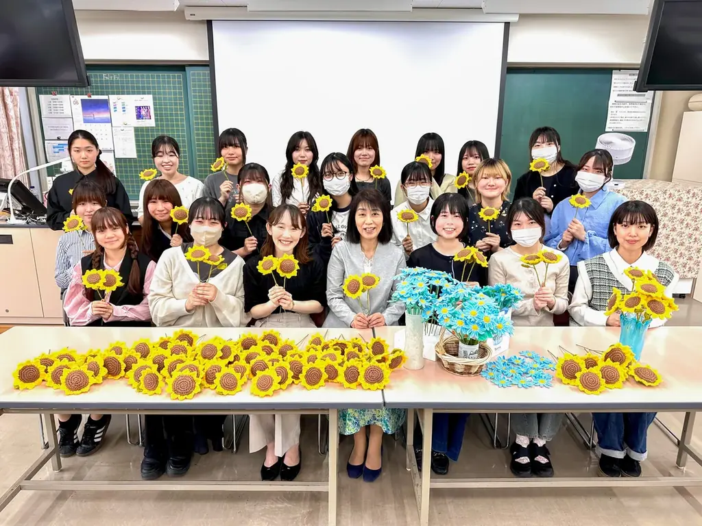 若者の花離れをPBLで解決へ！トレンドの「ニットフラワー」と旬の生花を掛け合わせたハイブリッドブーケを日比谷花壇と東京家政大学が共同開発。 画像 2