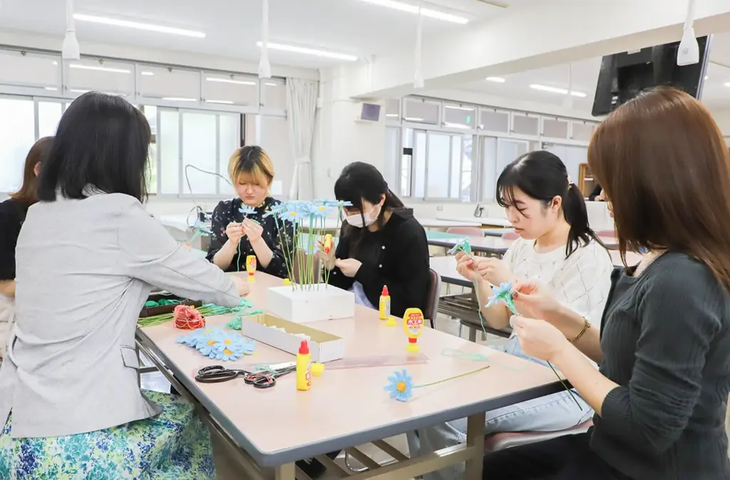 若者の花離れをPBLで解決へ！トレンドの「ニットフラワー」と旬の生花を掛け合わせたハイブリッドブーケを日比谷花壇と東京家政大学が共同開発。 画像 3