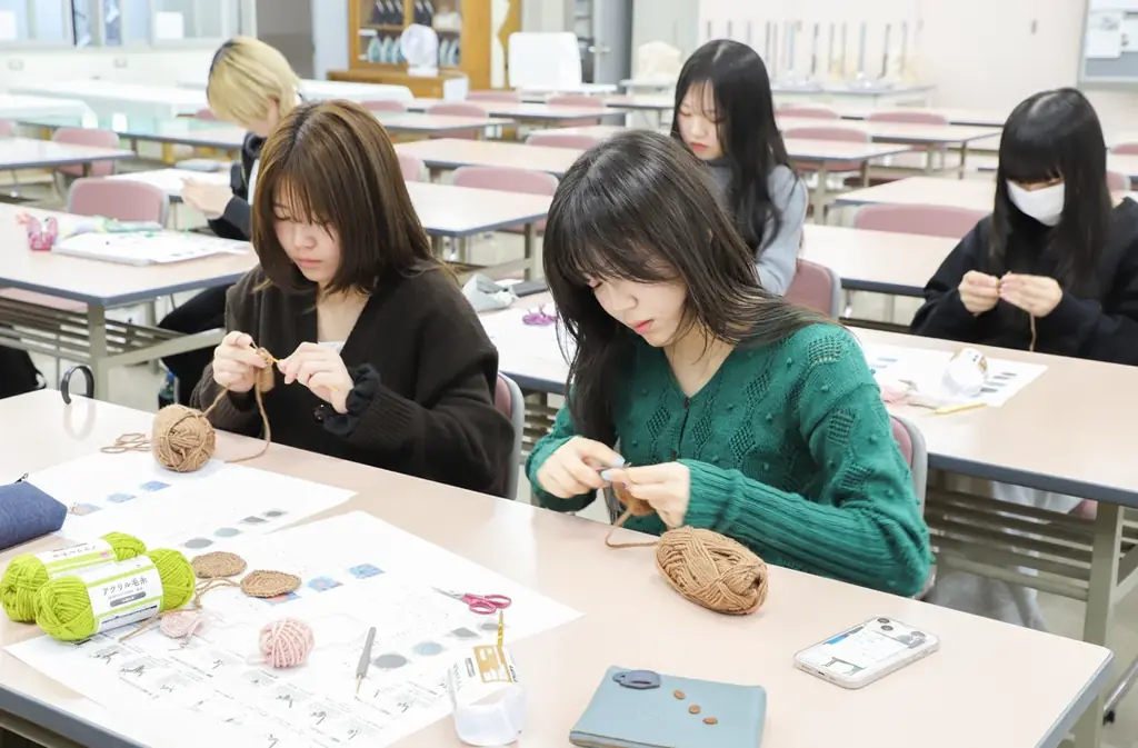 若者の花離れをPBLで解決へ！トレンドの「ニットフラワー」と旬の生花を掛け合わせたハイブリッドブーケを日比谷花壇と東京家政大学が共同開発。 画像 5