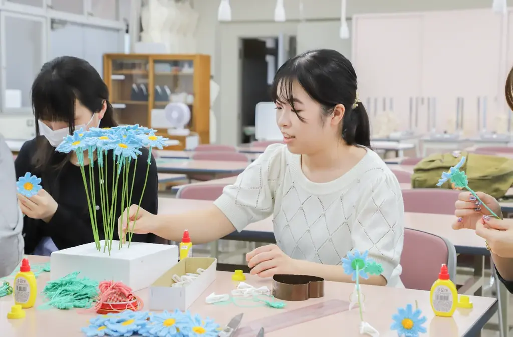 若者の花離れをPBLで解決へ！トレンドの「ニットフラワー」と旬の生花を掛け合わせたハイブリッドブーケを日比谷花壇と東京家政大学が共同開発。 画像 6