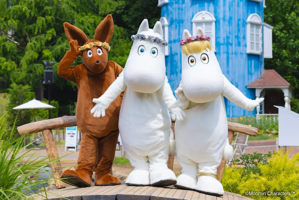 「ムーミンバレーパークの夏至祭」開催決定！2026年6月18日（木）～6月21日（日）の4日間は夏至祭デザイン限定ステッカー配布！ムーミンバレーパークの住人や仲間たちも、花冠を着用して皆さまをお出迎え 画像 3
