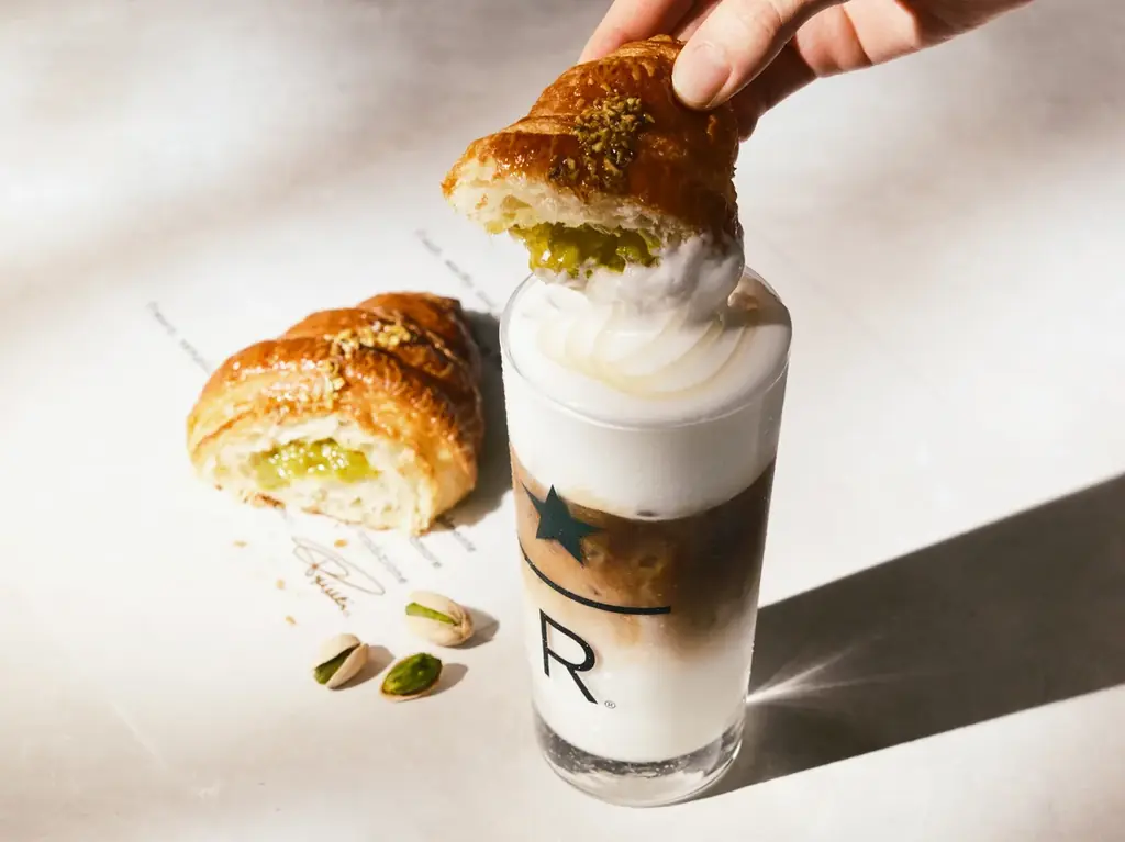 カフェベーカリー“スターバックス リザーブ® カフェ”　レモンとコーヒーの爽快な味わいを楽しむビバレッジと新作コルネッティが登場アイスビバレッジと楽しむ“サマーディップスタイル”もご提案 画像 4