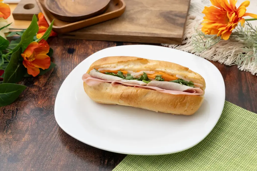 セブン-イレブンからベトナムの人気サンドイッチをアレンジした「スイートチリソースのバインミー」が新発売 画像 4
