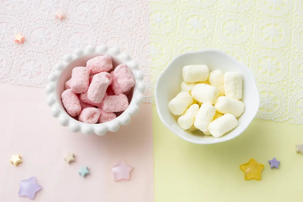 もふっと軽い食感！手軽につまめるひと口サイズのミニマシュマロ2品が登場！数量限定「セブンプレミアム ミニマロ ミルククリーム味」「セブンプレミアム ミニマロ ストロベリークリーム味」が新発売 画像 5