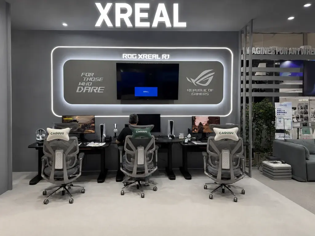 CAGUUUがXREALブースに家具提供、会場で体験
