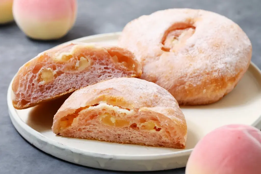 【もちもち食感の桃スイーツパン】「バゲットラビット」より累計販売数104万個※1突破の「ブール」から爽やかな桃の甘み×まろやかなチーズクリームを掛け合わせたハイブリッドな夏限定フレーバーが新登場！ 画像 3