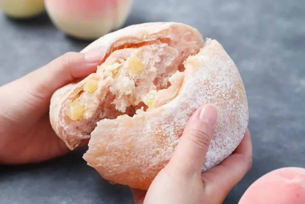 【もちもち食感の桃スイーツパン】「バゲットラビット」より累計販売数104万個※1突破の「ブール」から爽やかな桃の甘み×まろやかなチーズクリームを掛け合わせたハイブリッドな夏限定フレーバーが新登場！ 画像 4
