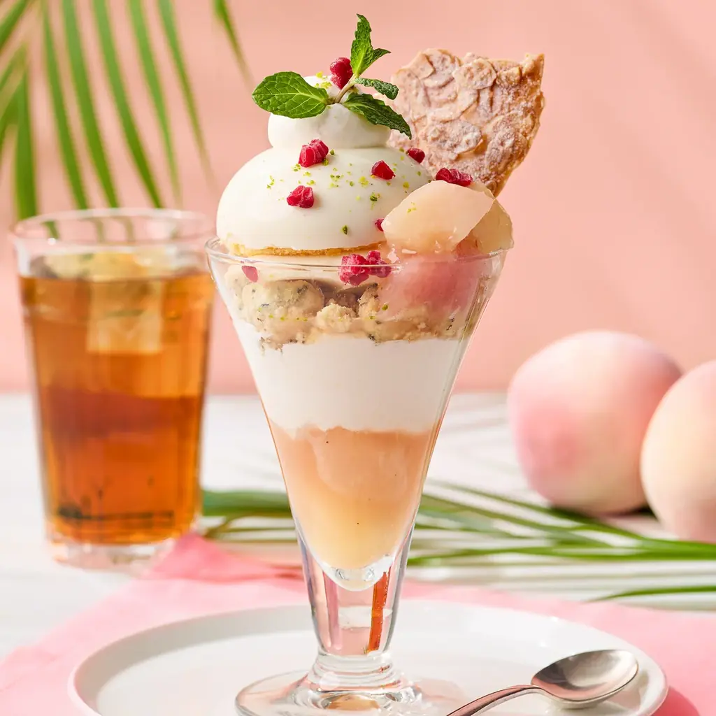 【Afternoon Tea】白桃が華やかに香る「白桃とラズベリーのブランマンジェパフェ」や白桃のミニパフェも選べる「アフタヌーンティーセット」など新作スイーツ＆ティー 画像 5