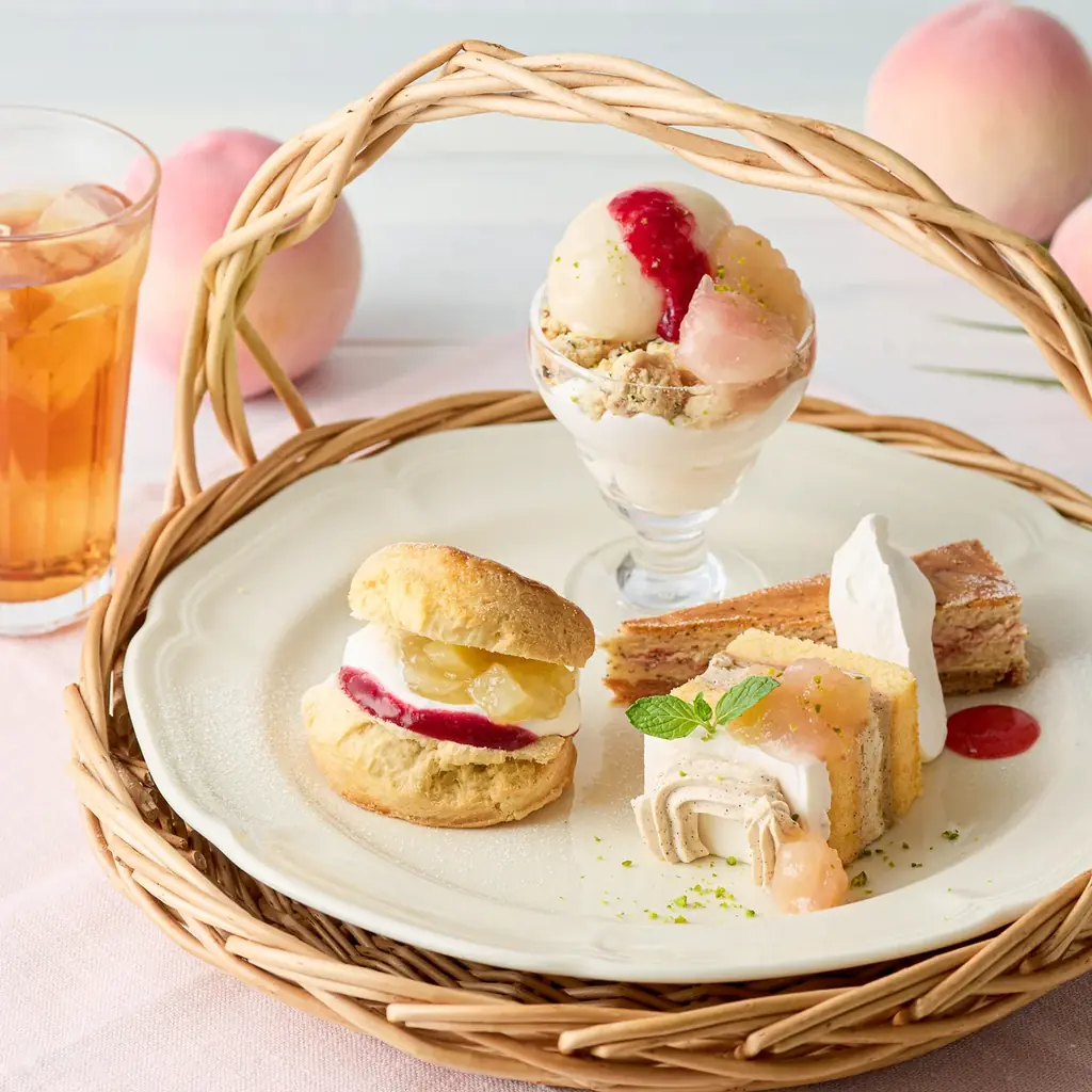 【Afternoon Tea】白桃が華やかに香る「白桃とラズベリーのブランマンジェパフェ」や白桃のミニパフェも選べる「アフタヌーンティーセット」など新作スイーツ＆ティー 画像 8