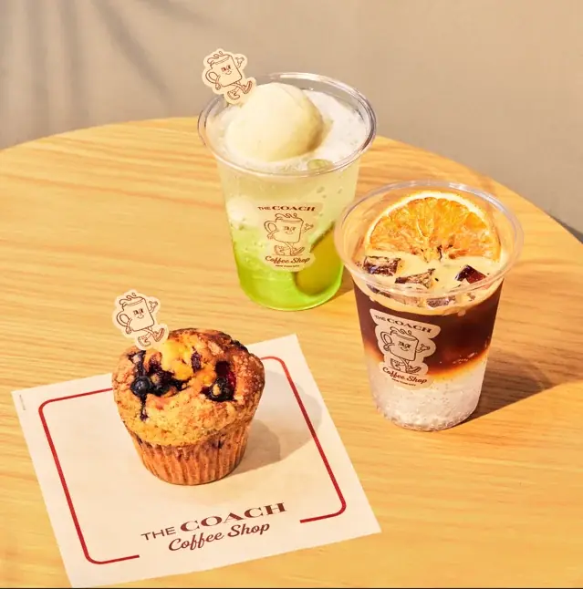 コーチが展開するカフェ “The Coach Coffee Shop” から夏を彩る限定メニューが登場！ スパークリングドリンクや人気メニューがラインナップ 画像 1