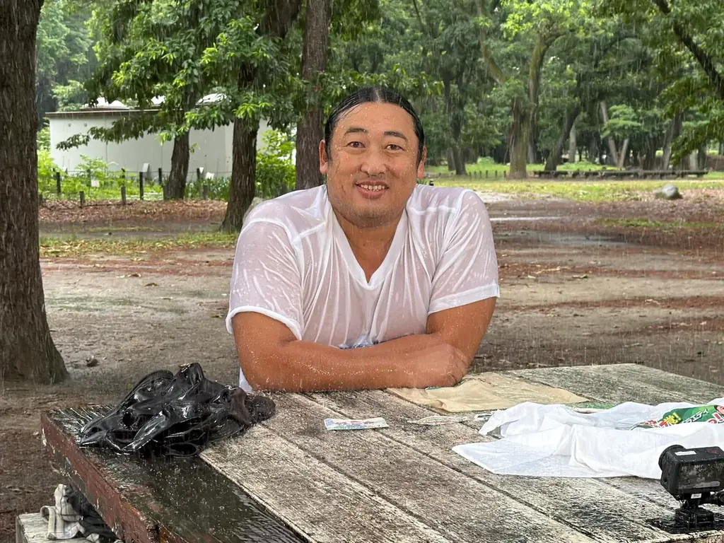 メ〜テレ『秋山の楽しすぎる約30分』でロバート秋山 “雨を全く気にしないバラエティ“で ズブ濡れに！？秋山「梅雨でロケの内容を変更するのは大変。視聴者の皆さんも、雨の画に慣れて」 画像 1