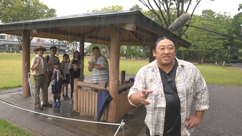 メ〜テレ『秋山の楽しすぎる約30分』でロバート秋山 “雨を全く気にしないバラエティ“で ズブ濡れに！？秋山「梅雨でロケの内容を変更するのは大変。視聴者の皆さんも、雨の画に慣れて」 画像 5