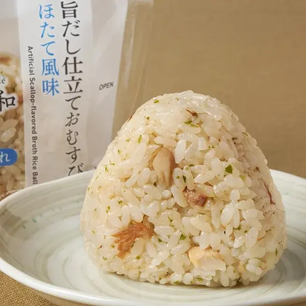 【関東地方限定】秋葉原の人気ラーメン店「Tokyo Style Noodle ほたて日和」監修　初夏を乗り切る出汁の効いた冷やしラーメンと初監修となるおむすび2種類を6月23日（火）より発売！ 画像 3