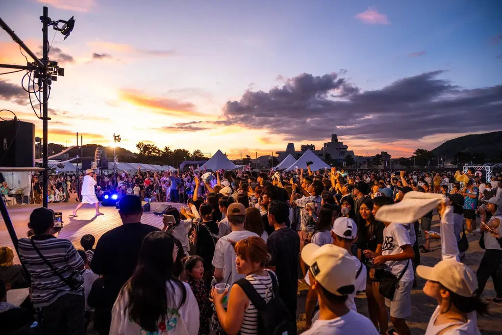 この夏、唐津でバグろ。海・音楽・花火。全部、やりすぎの一日。ビーチイベント「Grand Blue 2026」今年も開催！元E-girls鷲尾伶菜の出演、峰竜太のバナナボート体験も。 画像 3