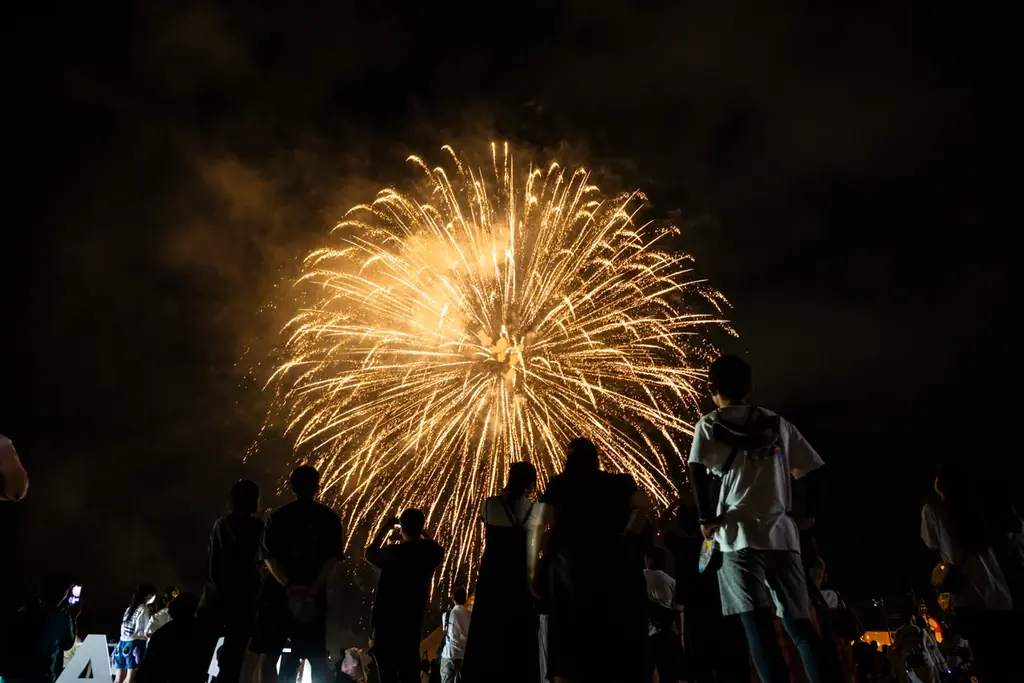 この夏、唐津でバグろ。海・音楽・花火。全部、やりすぎの一日。ビーチイベント「Grand Blue 2026」今年も開催！元E-girls鷲尾伶菜の出演、峰竜太のバナナボート体験も。 画像 30
