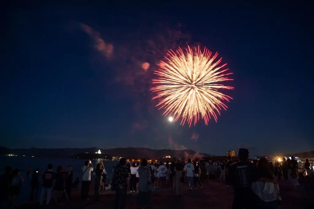 この夏、唐津でバグろ。海・音楽・花火。全部、やりすぎの一日。ビーチイベント「Grand Blue 2026」今年も開催！元E-girls鷲尾伶菜の出演、峰竜太のバナナボート体験も。 画像 4